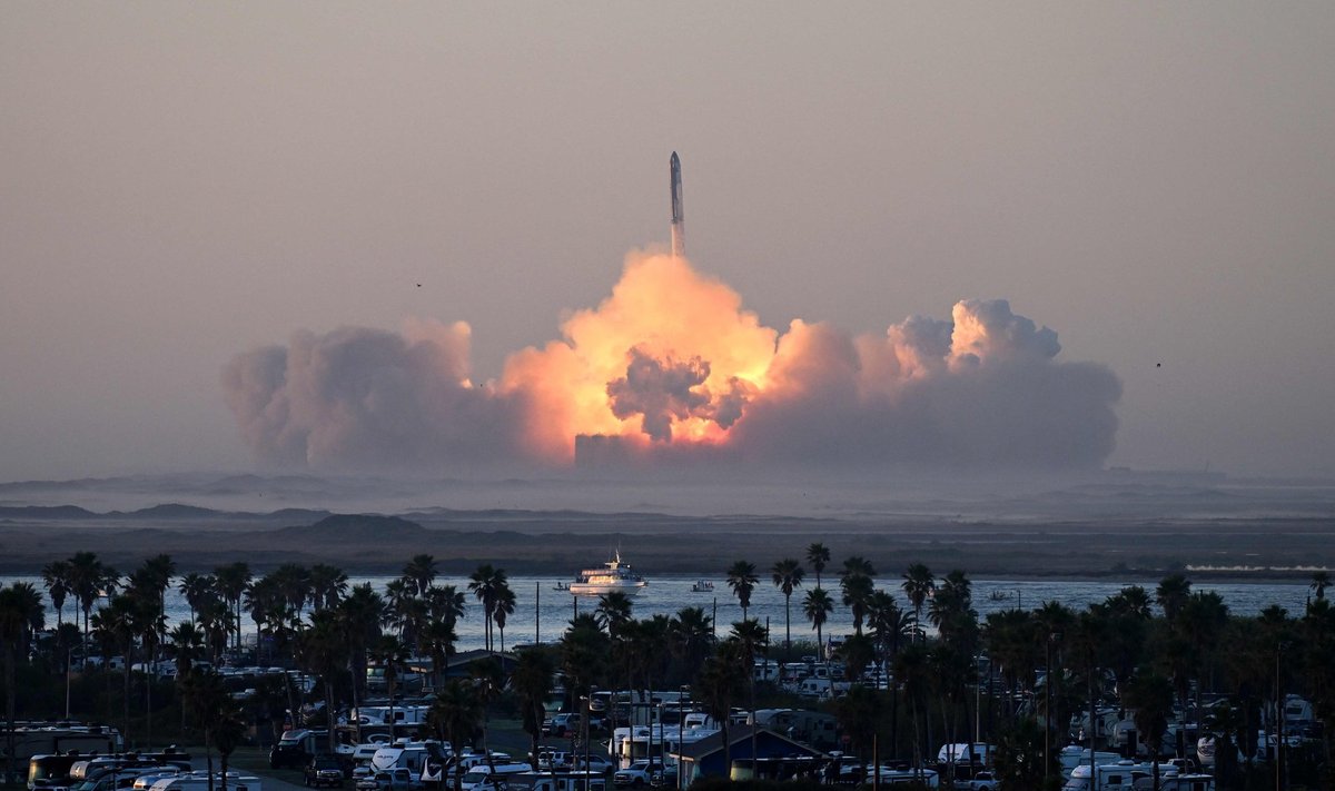 2023 m. lapkričio 18 d. „SpaceX“ raketa „Starship“ paleidžiama iš „Starbase“ bazės per antrąjį bandomąjį skrydį Boka Čikoje, Teksaso valstijoje.