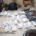 Nufilmuotas narkotikų prekeivio sulaikymas, padangose rasta kanapių už 200 tūkst. eurų