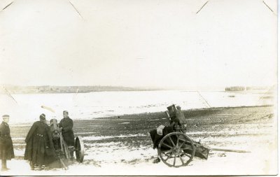 Užrašas kitoje nuotraukos pusėje „(...) Štai mūsų kareivėliai ruošiasi sprogdinti iš minosvaidžių Nemuno ledus. Kitur gi skuba gelbėti nukentėjusiųjų nuo potvynio vargdienių mantą.“ 1926 m.
