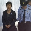 Prokurorai prašo nuverstą Pietų Korėjos prezidentę įkalinti 30 metų