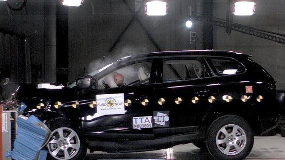 „Euro NCAP“ saugumo testų evoliucija: aukščiausią įvertinimą pelno tik silpnų vietų neturintys modeliai