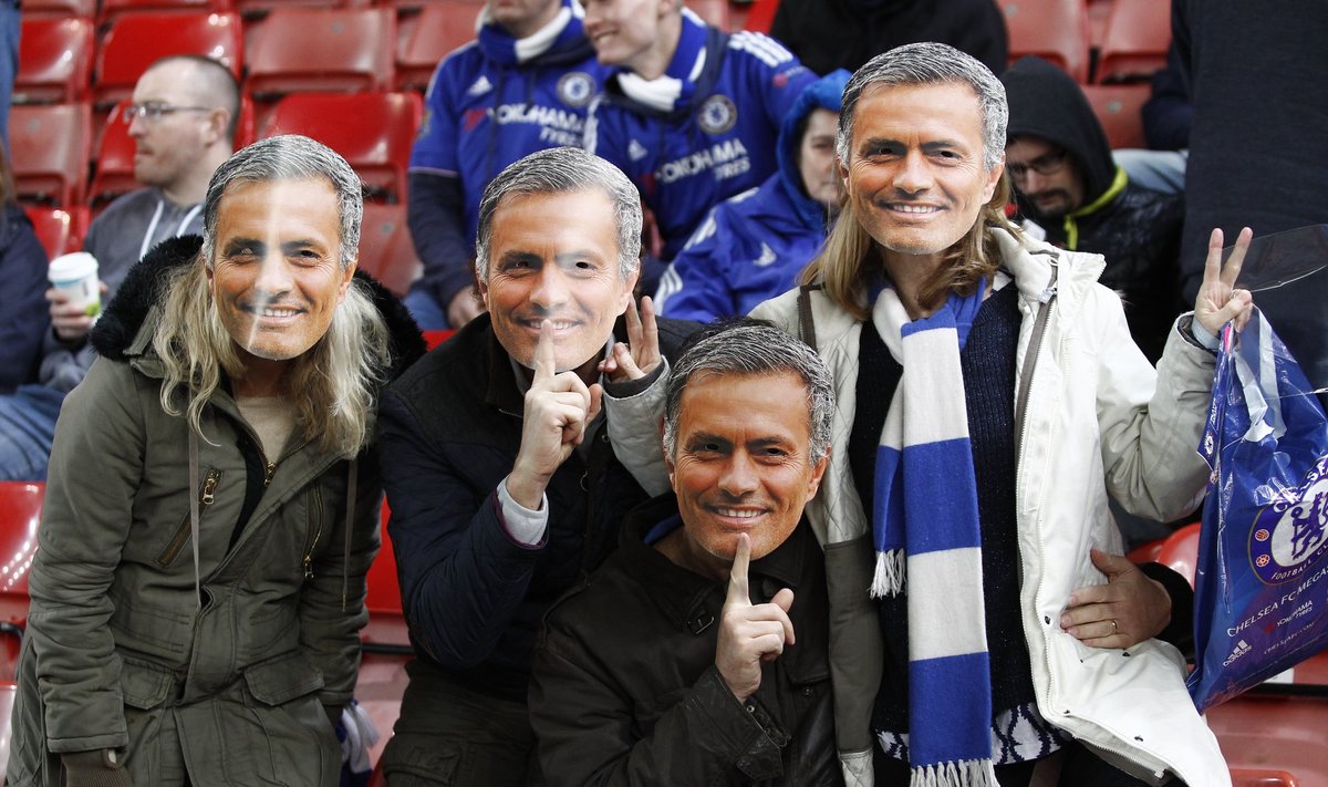 Sirgaliai su Jose Mourinho veido kaukėmis