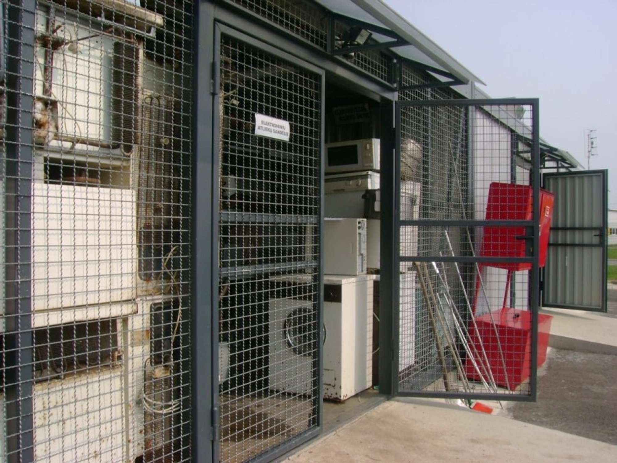 Сообщили, куда можно сдать старый холодильник или плиту - Delfi grynas