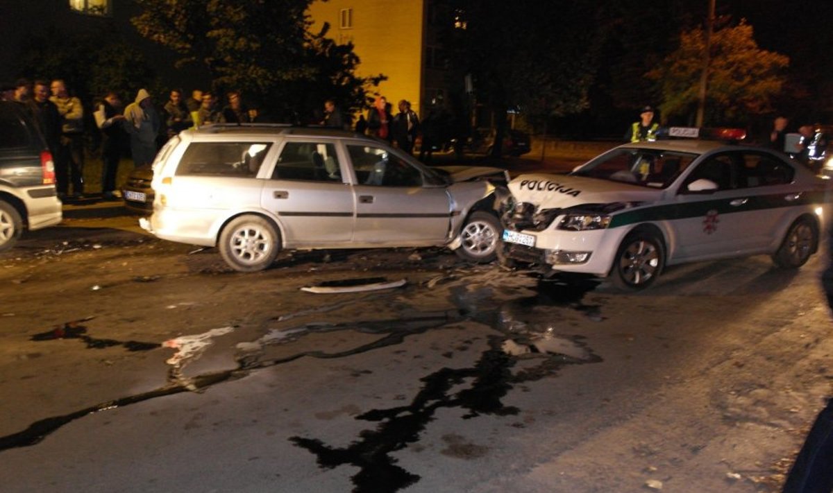 Girtas "Opel" vairuotojas kaktomuša rėžėsi į policijos automobilį
