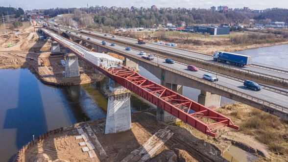 Po skaudžios nelaimės Kaune tęsiamos naujo tilto statybos