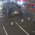 Policija paviešino avarijos vaizdo medžiagą – Vilniuje autobusas partrenkė vyrą, o šis atsiprašęs pabėgo