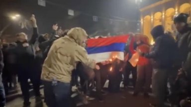 [Delfi trumpai] Protestuotojai Tbilisyje sudegino Rusijos vėliavą (video)