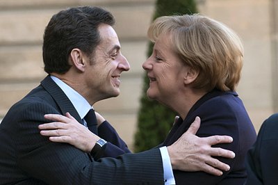 Prancūzijos prezidentas Nicolas Sarkozy meiliai sutinka Vokietijos Kanclerę  Angelą Merkel. 