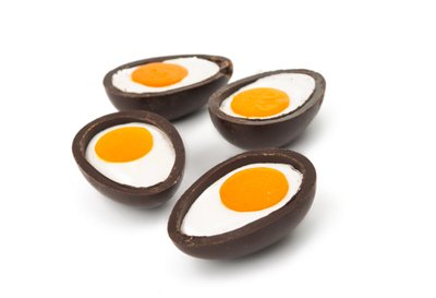 Šokoladiniai kiaušiniai įdaryti varškės kremu ir persikais