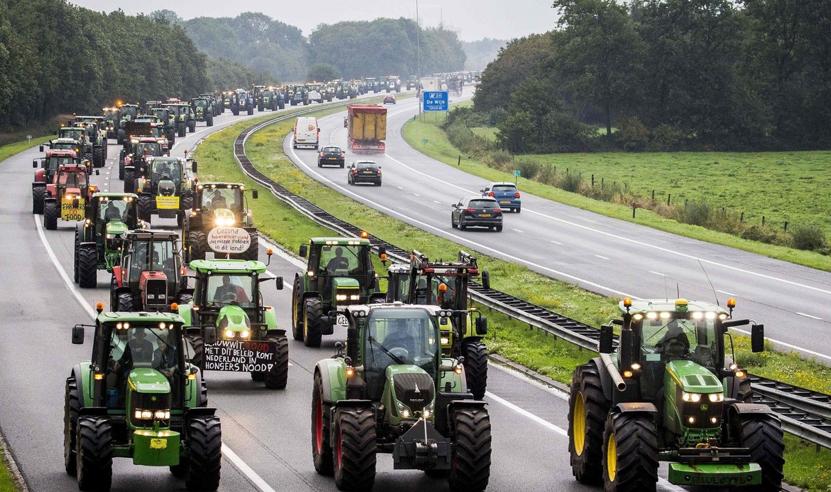 Nyderlandų ūkininkai spūsčių metu paralyžiavo eismą, nusidriekė 1000km eilės
