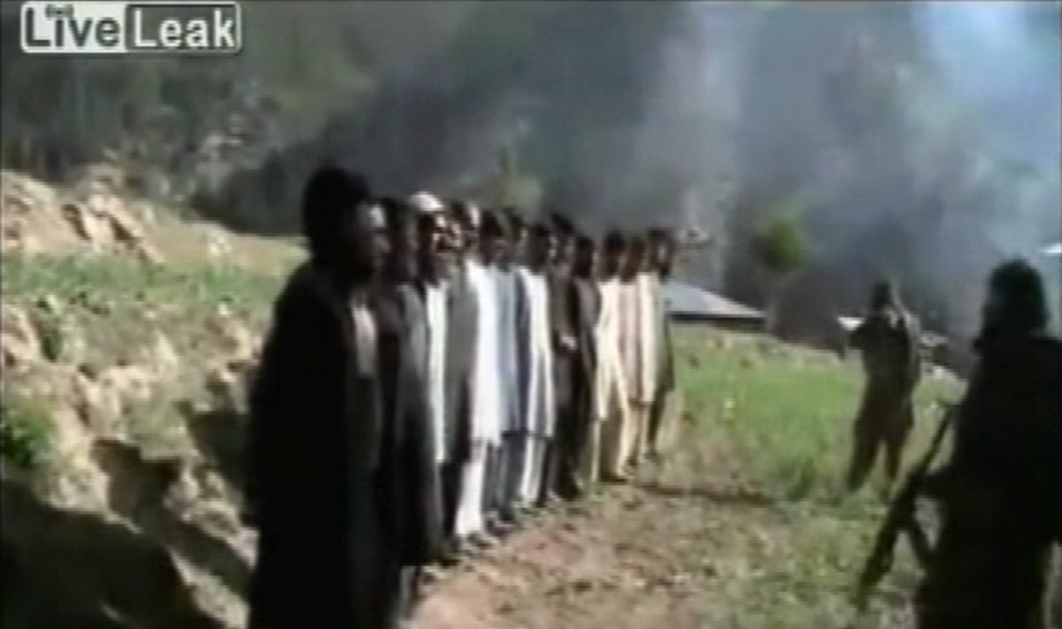 Talibai paviešino įrašą, vaizduojantį policininkų egzekuciją