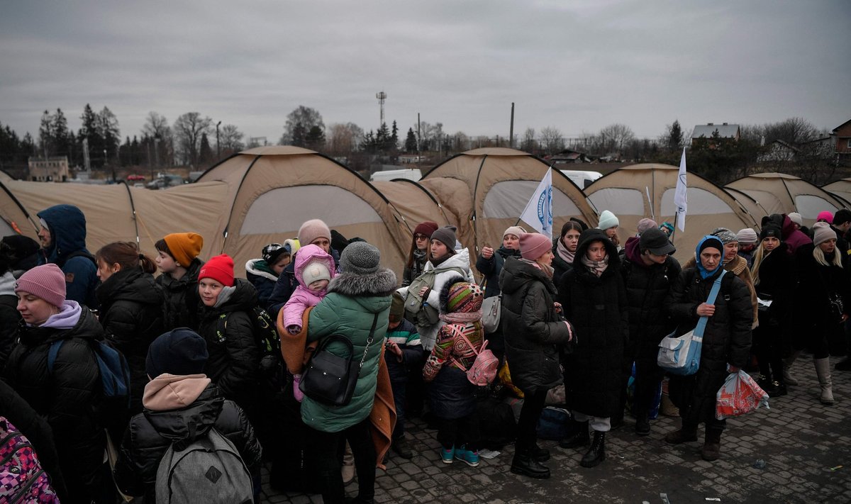 Pabėgeliai iš Ukrainos Lenkijos pasienyje.