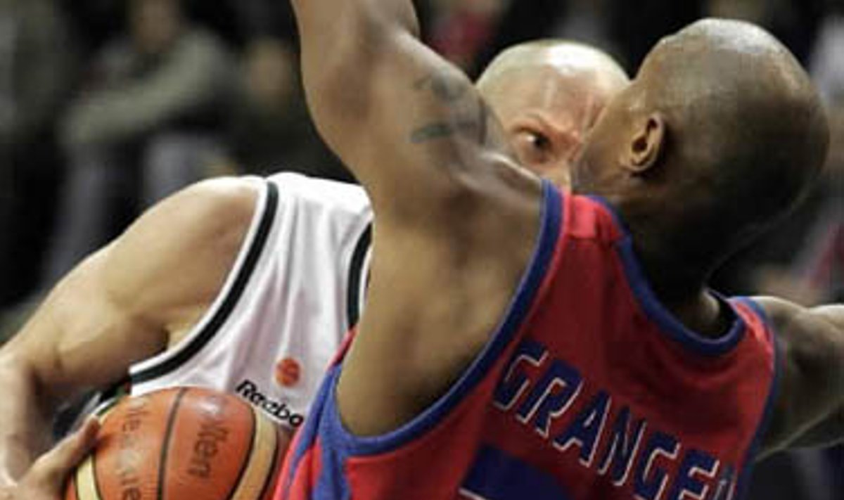 Krepšininkas Saulius Štombergas (Turkijos "Ulker") kovoja dėl kamuolio su Antonio Grangeriu (Maskvos CSKA). Eurolygos C grupės varžybos.