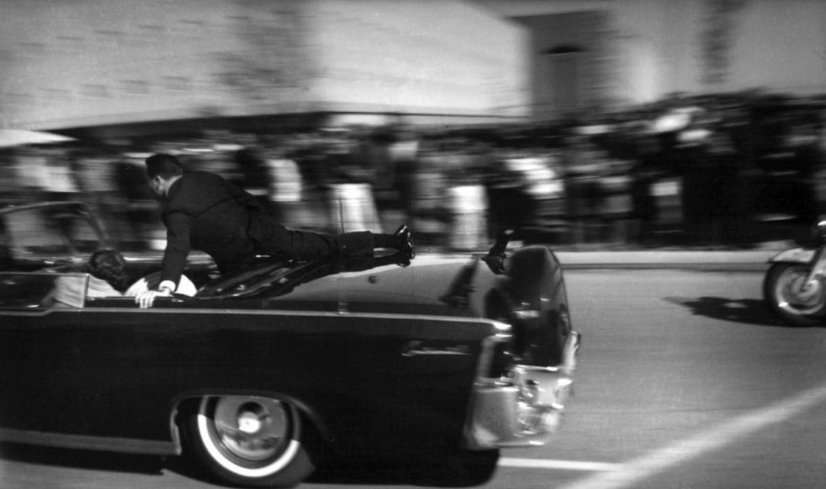 Johnas F. Kennedy vežamas po pasikėsinimo