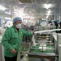 Kinijoje spartinama apsauginių kaukių gamyba