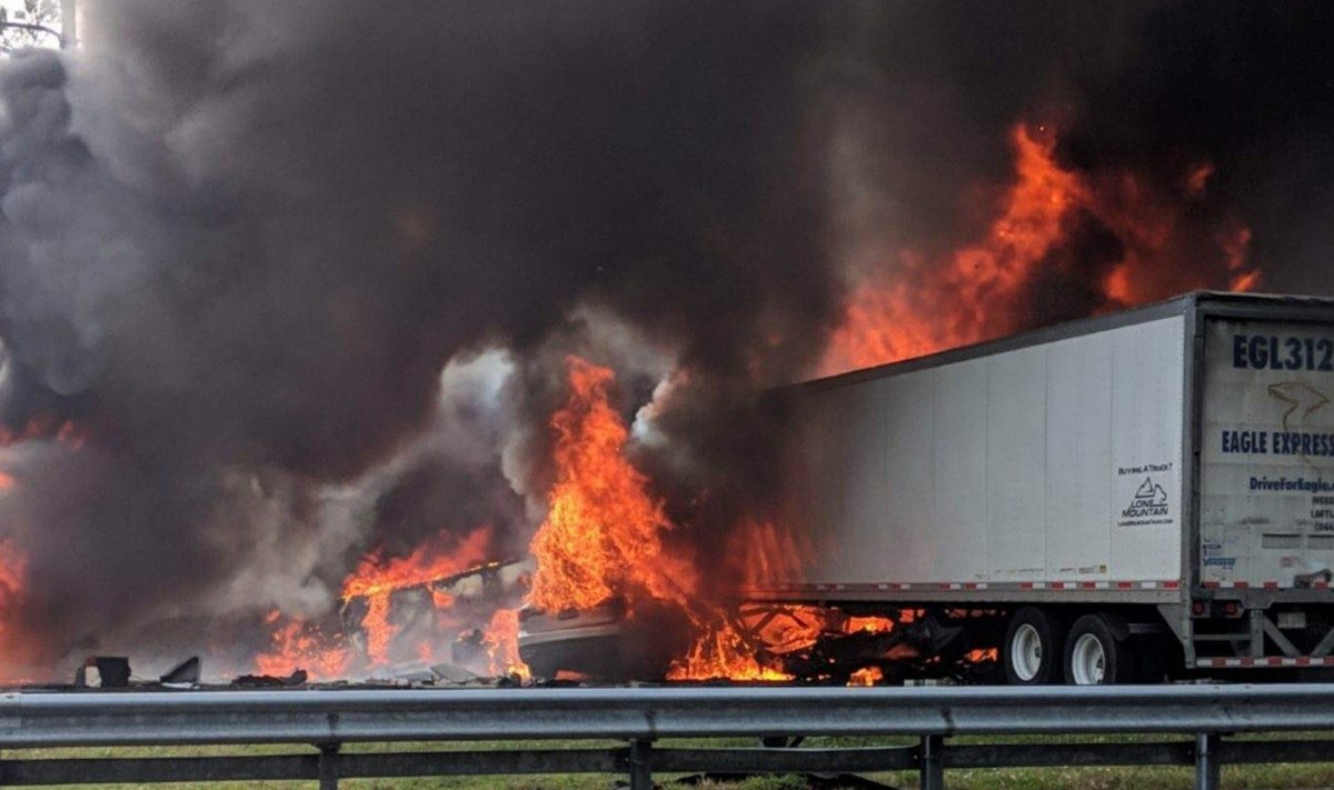 Floridos greitkelyje per didelę avariją ir gaisrą žuvo 7 žmonės 