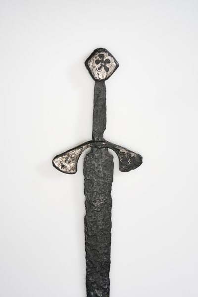 Parodoje pristatomas Raudonėnuose rastas sveikas dviašmenis kalavijas ( K. Stoškaus nuotr.)