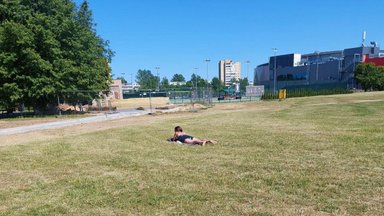 Panevėžietę suglumino vaizdai miesto parke: moteris pusnuogė deginosi šalia vaikų žaidimų aikštelės