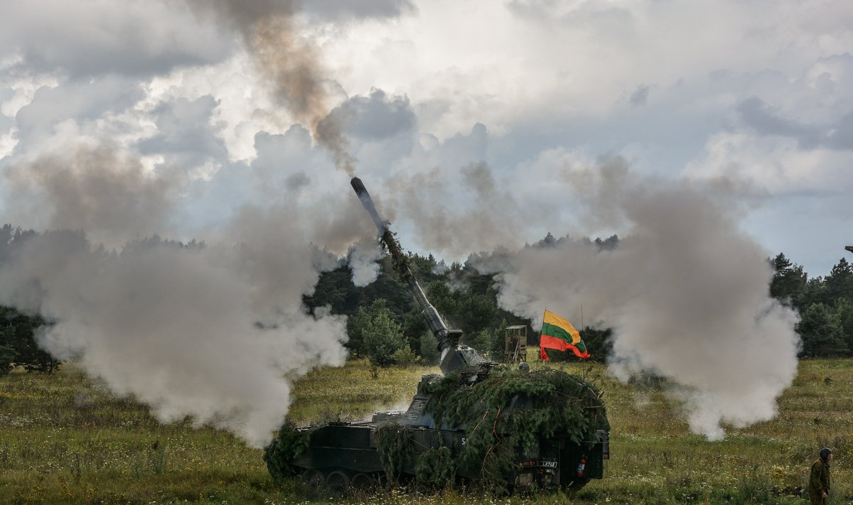 German PzH2000 shooting for the first time in Lithuania