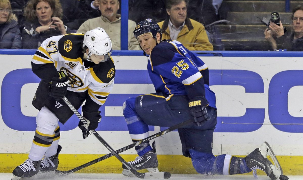 Torey Krugas (kairėje, "Bruins") kovoja su Chrisu Stewartu ("Blues ")