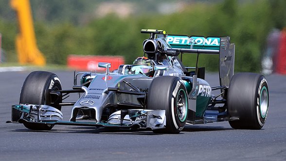 Pirmoje Vengrijos GP treniruotėje niekas neprilygo „Mercedes“ pilotams