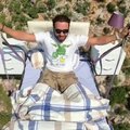 Turkijoje prie parasparnio pritvirtinta realaus dydžio lova