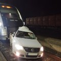 Kėdainių r. traukinys rėžėsi į automobilį: „VW Passat“ ant bėgių paliko girtas vairuotojas