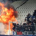 Chaosas Atėnuose: AEK sirgaliai apmėtė svečių fanus degiaisiais užtaisais