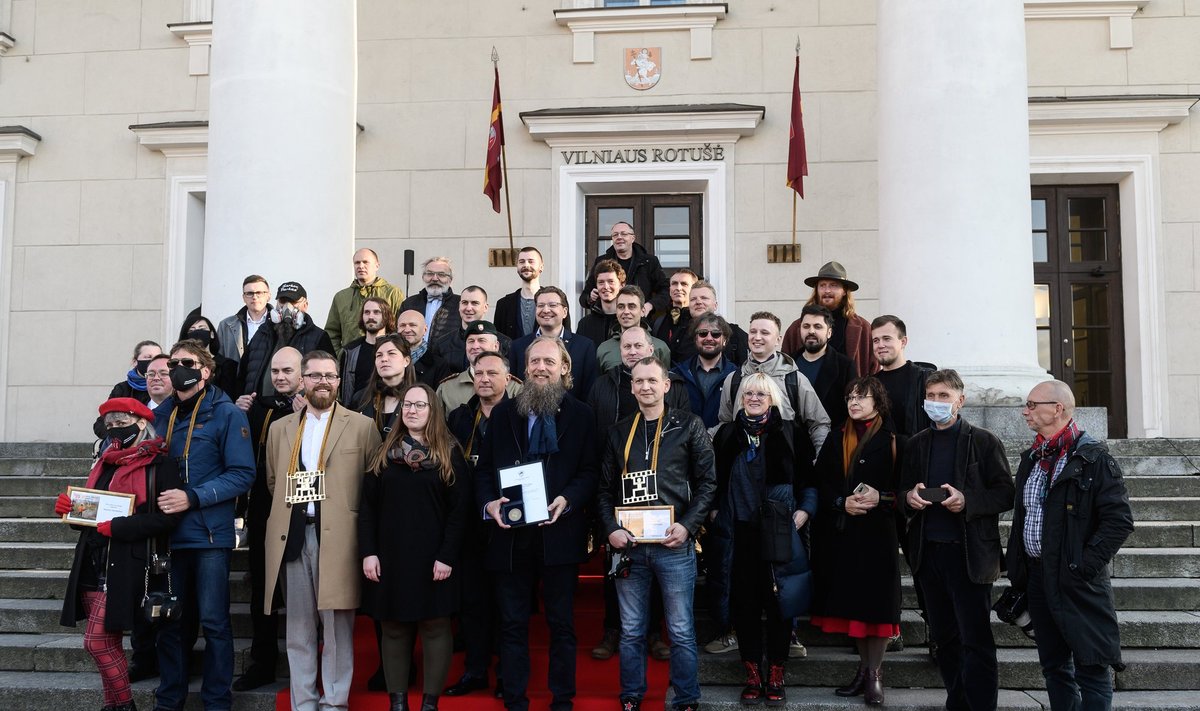 2020 Lietuvos spaudos fotografijos apdovanojimų dalyviai ant Vilniaus rotušės laiptų