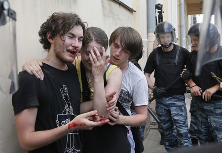Sumušti homoseksualų eitynių dalyviai Rusijoje