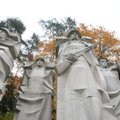 Мэрия Вильнюса начала демонтаж советских скульптур на Антакальнисском кладбище
