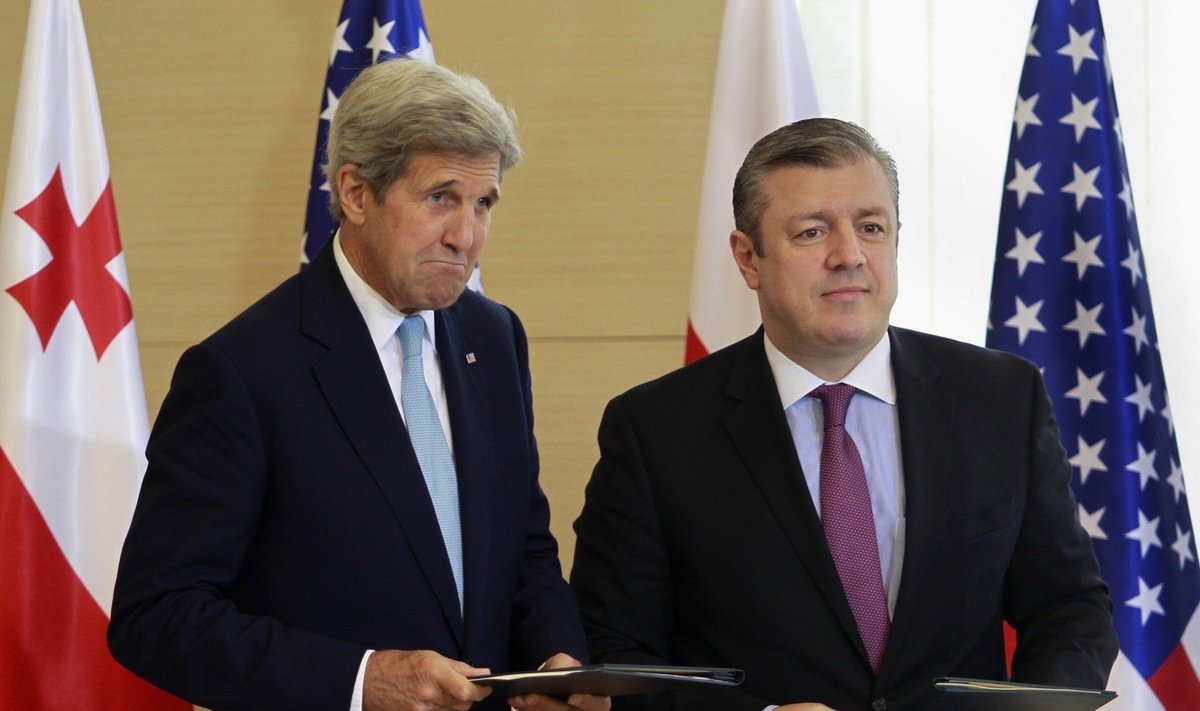 Sutartį pasirašė JAV valstybės sekretorius Johnas Kerry ir Gruzijos ministras pirmininkas Georgijus Kvirikašvilis 