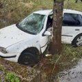 „VW Golf“ rėžėsi į medį, ugniagesiai ištraukė girtą vairuotoją