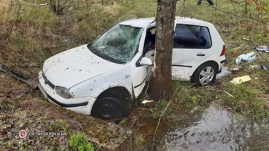 „VW Golf“ rėžėsi į medį, ugniagesiai ištraukė girtą vairuotoją