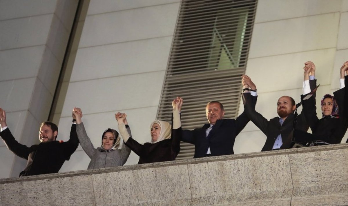 Recepo Tayyipo Erdogano (viduryje) šeima (iš dešinės į kairę): žentas Beratas Albayrakas, dukra Esra Erdogan Albayrak, žmona Emine, sūnus Bilalas ir dukra Sumeyye. 