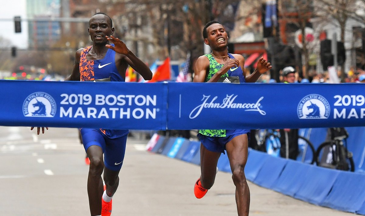 Bostono maratono finišas, nugalėtojas Lawrence Cherono ir kairėje – Lelisa Desisa