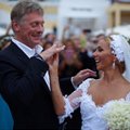 Rusija ūžia: D. Peskovo dukra teigia, kad jos tėvo ir T. Navkos vestuvių nebuvo