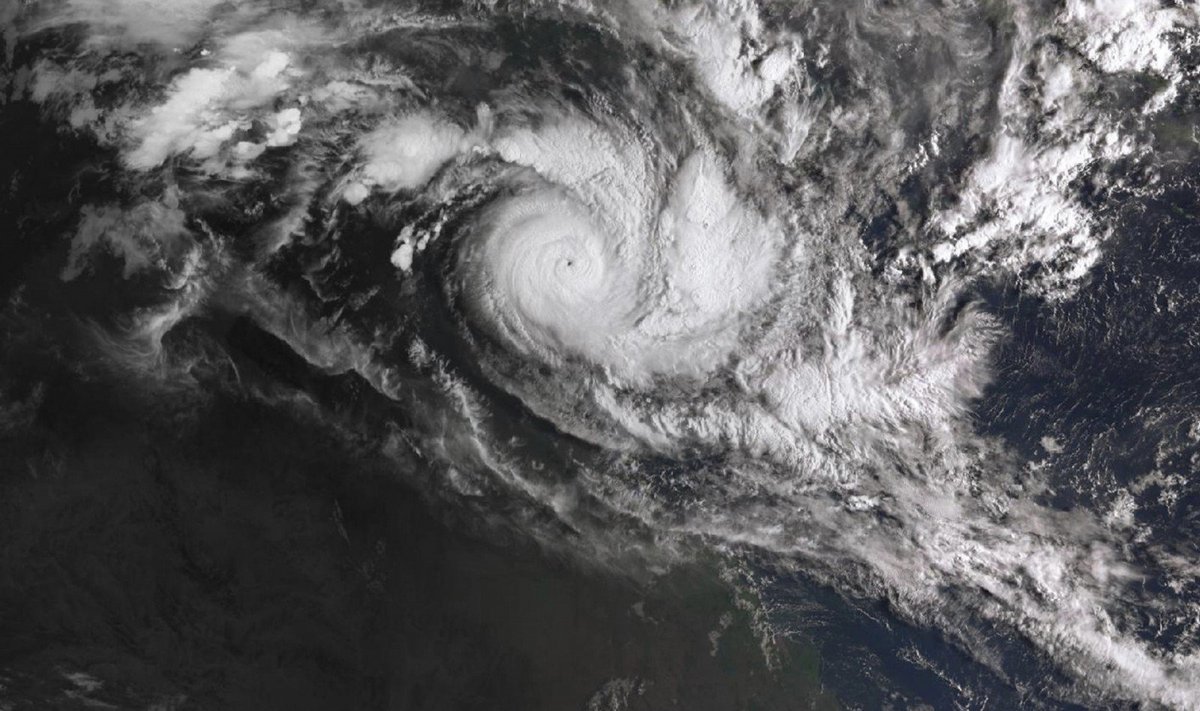 Prie Australijos šiaurinės pakrantės artinasi du galingi ciklonai