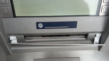 В Кретинге неизвестные взломали и ограбили банкомат