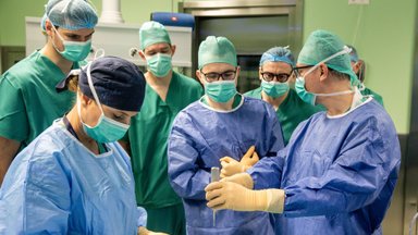 Kauno klinikose pirmą kartą Lietuvoje panaudota nauja sistema peties sąnario rekonstrukcinei operacijai atlikti