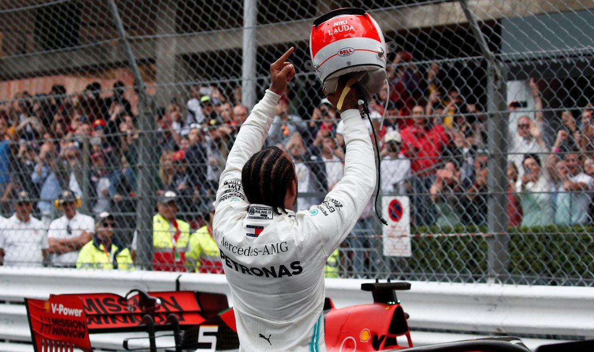 Lewisas Hamiltonas pergalę skyrė Niki Lauda