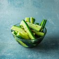 Greitai marinuoti agurkai su kmynais – valgysite vos po 20 minučių