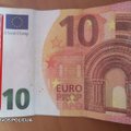 Pažiro netikrų eurų lietus: mokėjo kino filmavimuose naudojamais pinigais