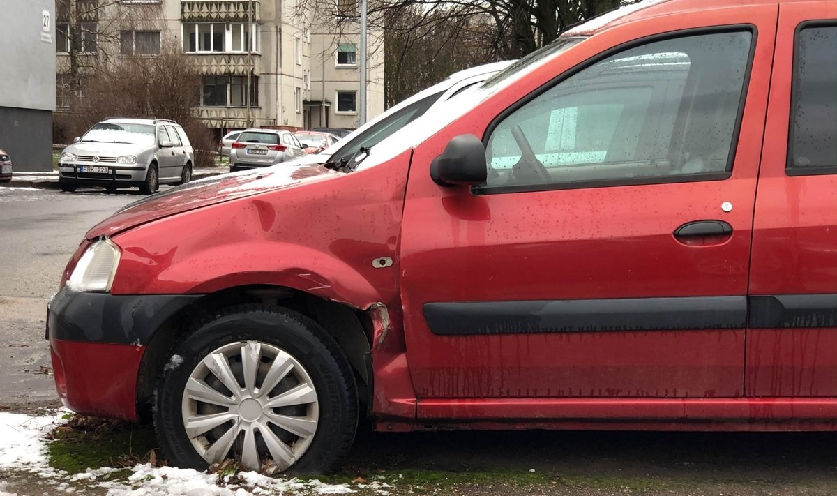 Apleistas Dacia automobilis Šeškinėje