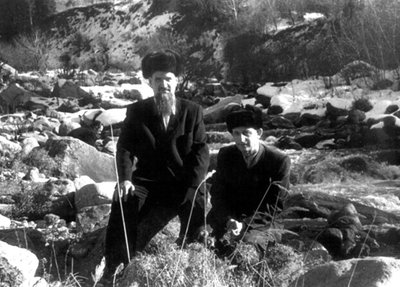 Igoris Kurčiatovas ir Julijus Charitonas Vidurinėje Azijoje, atlikus 1953 m. termobranduolinį bandymą.