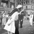 Istorinėje nuotraukoje įamžintas besibučiuojantis JAV jūreivis mirė būdamas 95 metų