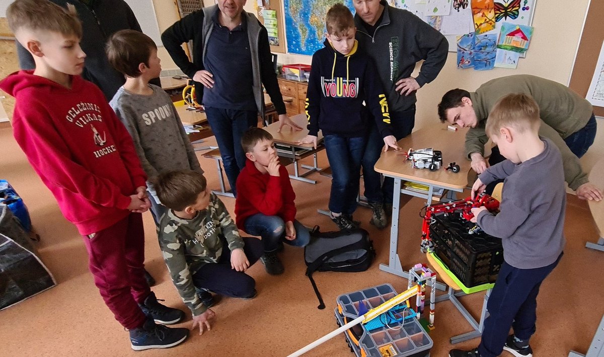 Lietuvos moksleiviai stato Goldergo mašinas: naudoja ir lego kaladėles, ir virtuvės reikmenis