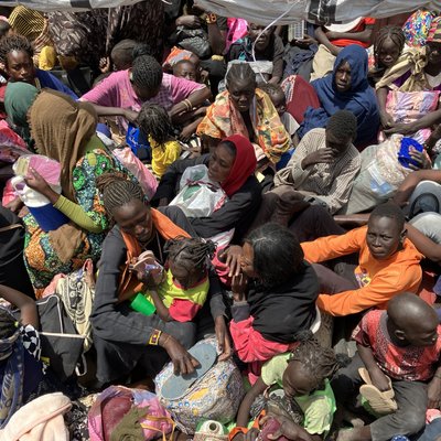 Pabėgėliai sėdi perpildytame laive, kuris turėtų perkelti juos iš Pietų Sudano Renko stovyklos per Nilą į Malakalį