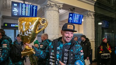 Vilniaus oro uoste su dainomis sutiktas Dakare debiutavęs Antanas Kanopkinas