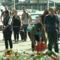 Amsterdamo oro uoste žmonės atiduoda pagarbą numušto lėktuvo aukoms
